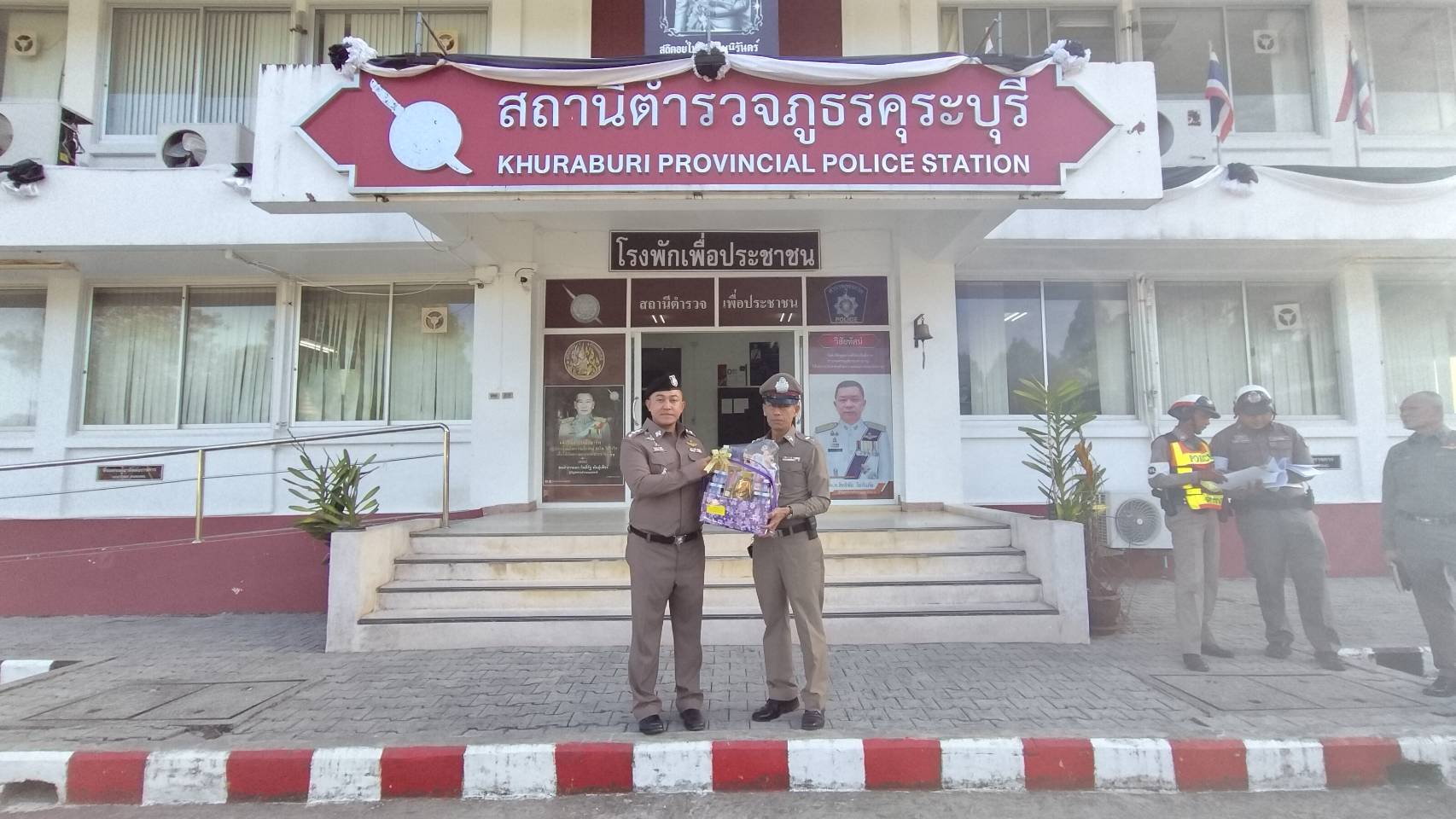 ร.ต.ท.ไวยรัตน์ ยิ้มเอียด ประธานกรรมการ, คณะกรรมการ และเจ้าหน้าที่สหกรณ์ออมทรัพย์ตำรวจพังงา จำกัด เป็นตัวแทนมอบกระเช้าของขวัญปีใหม่ให้กับ ผบก.ภ.จว.พังงา, ผกก. ในสังกัด ภ.จว.พังงา, สารวัตรงานงบประมาณและการเงิน, สารวัตรงานคดีและวินัย, สารวัตรงานธุรการและกำลังพล ภ.จว.พังงา, สหกรณ์จังหวัดพังงา และ สำนักงานตรวจบัญชีสหกรณ์พังงา รวมทั้งมอบชุดกาแฟและน้ำดื่มให้กับข้าราชการตำรวจและเจ้าหน้าที่ซึ่งปฏิบัติหน้าที่ประจำจุดตรวจ/จุดสกัด เนื่องในช่วงเทศกาลวันปีใหม่ 2569